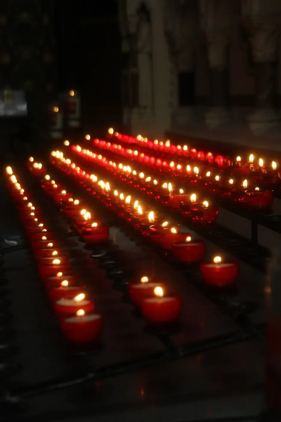 Égő gyertyák egy templomban