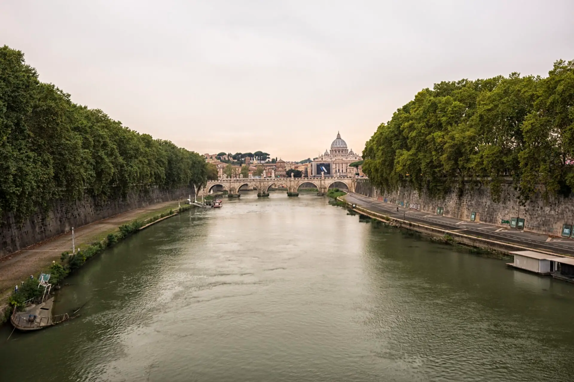 A Szent Péter bazilika kupolája a Tevere fölött, Róma